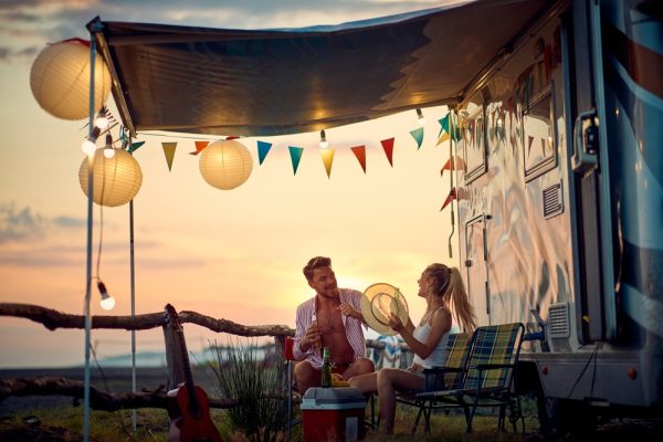 Kamperem na festiwal: Jak zorganizować wygodny nocleg?