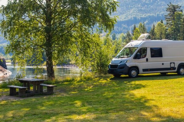 Jaki akumulator do kampera wybrać? Praktyczny poradnik dla podróżujących domem na kołach